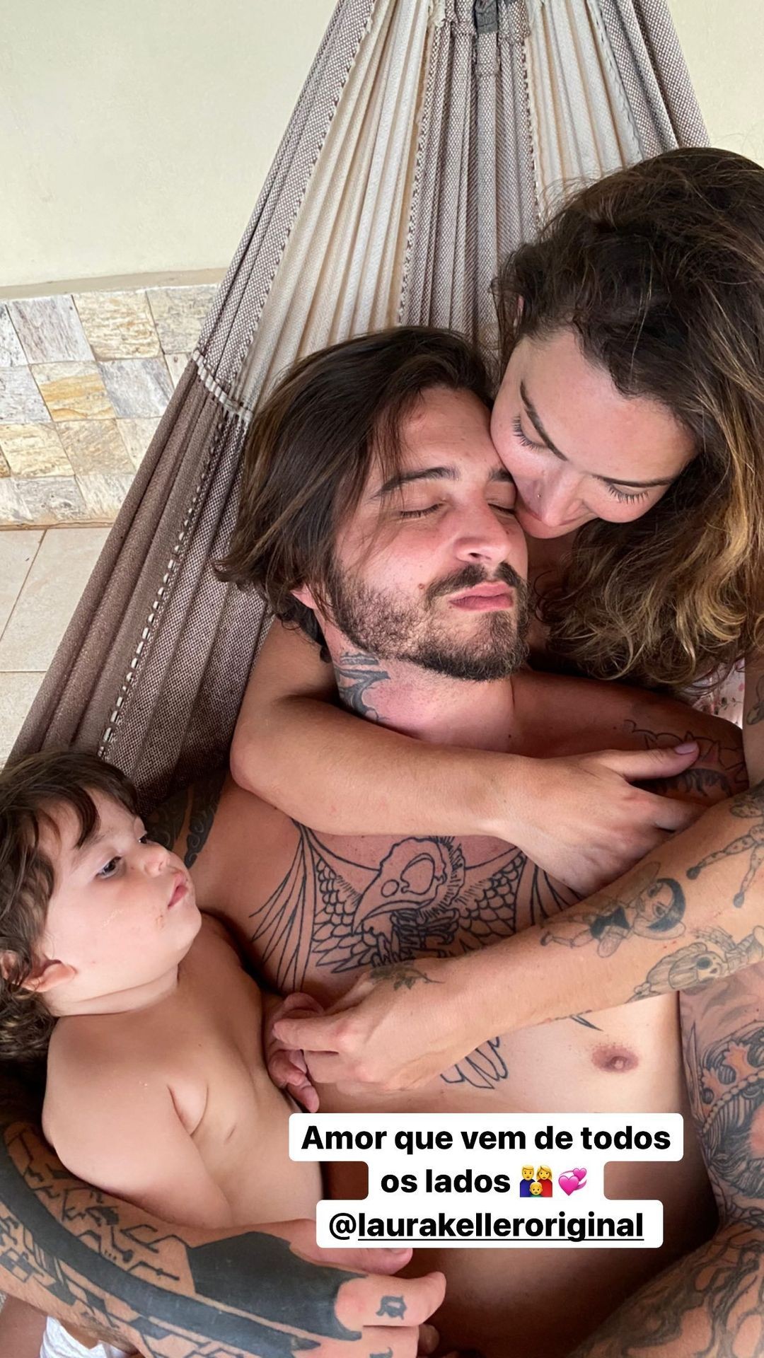 Laura Keller surge em foto com filho e Gustavo Saad na rede (Foto: Reprodução/ Instagram)