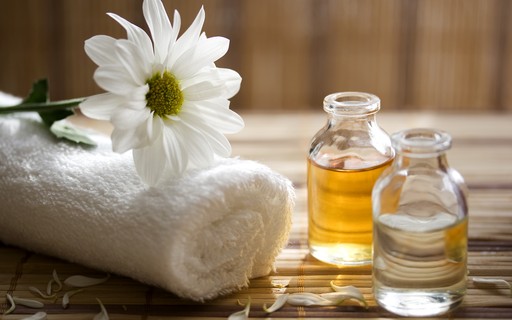 Produtos Caseiros para Limpeza: Guia Completo Prático e Sustentável https://s2.glbimg.com/82KbtczrpBOind6A-3dFGpix8ho%3D/512x320/smart/e.glbimg.com/og/ed/f/original/2020/12/09/flores-oleos-essenciais-aromaterapia-relaxamento.jpg