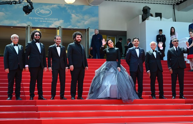 CANNES, FRANCE - MAY 25: (L-R) Bahram Dehghani, Hooman Behmanesh, Navid Mohammadzadeh, director Saeed Roustayi, Taraneh Alidoosti,  Payman Maadi, Saeed Poursamimi and guests attend the screening of "Leila's Brothers" during the 75th annual Cannes film fes (Foto: WireImage)