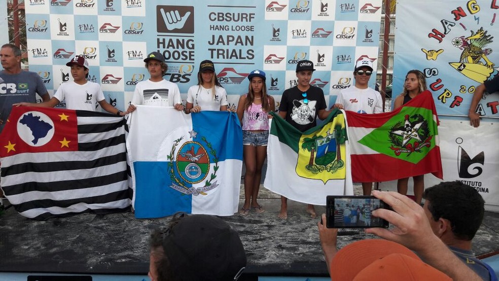 Mateus Sena com a bandeira do Rio Grande do Norte no pódio terceira etapa do Circuito Brasileiro de Surfe Amador (Foto: Eros Sena/Divulgação)