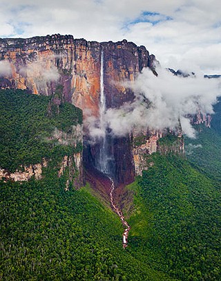 A maior cachoeira do mundo tem 979 metros de altura (Foto: Reprodução/Dima Moiseenko)