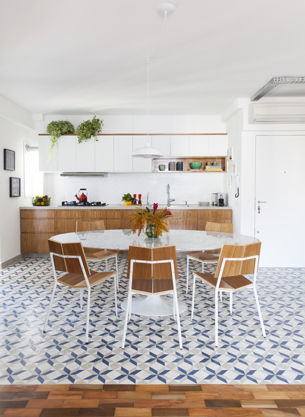 Apê de 90 m²: integração total entre cozinha e living para receber, cozinhar e dar festas  (Foto: FOTOS Maira Acayaba)