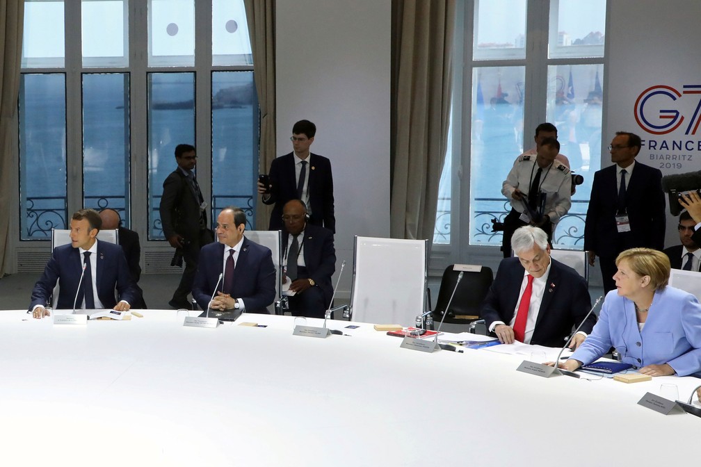 Cadeira do presidente dos Estados Unidos, Donald Trump, Ã© vista vazia durante uma reuniÃ£o sobre mudanÃ§as climÃ¡ticas durante a CÃºpula do G7 em Biarritz, na FranÃ§a, nesta segunda-feira (26)  â€” Foto: Ludovic Marin / Reuters 