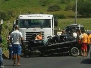 Veículo particular invadiu a contra mão e se chocou de frente a um caminhão (Foto: Cortesia/Henrique Medeiros)
