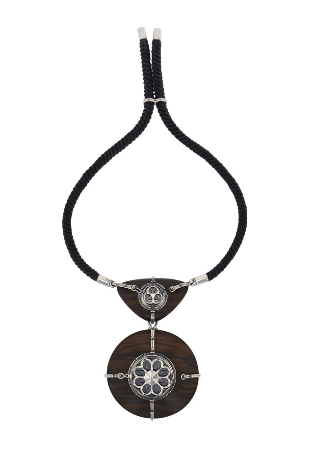 The "Desdemone" macassar ebony and gold-link double necklace in closed position (Foto: ELIE TOP)