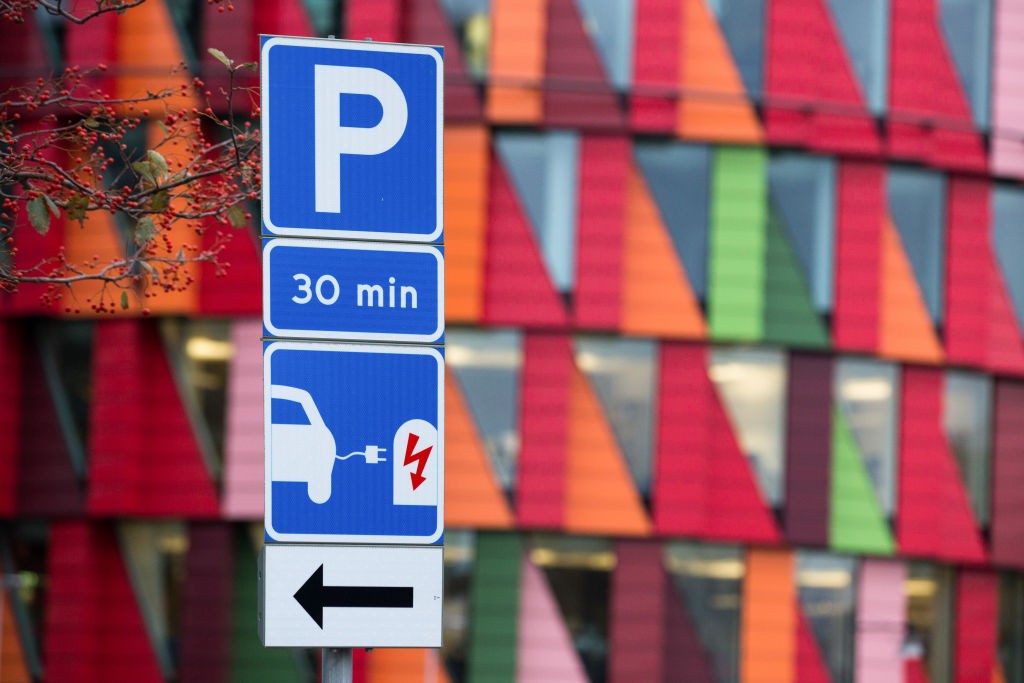 GOTHENBURG, LINDHOLMEN, SWEDEN - 2019/10/07: Electric car charging station sign seen in Lindholmen Science Park in Gothenburg. (Photo by Karol Serewis/SOPA Images/LightRocket via Getty Images) (Foto: SOPA Images/LightRocket via Gett)