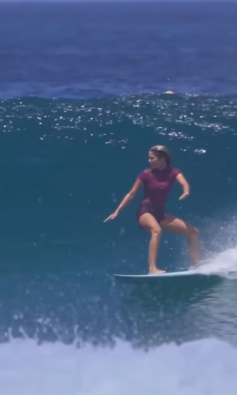 Isabella Santoni pega onda no Dia do Oceano (Foto: Reprodução Instagram)