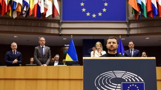 Presidente da Ucrânia, Volodymyr Zelensky, faz discurso no início de uma cúpula no parlamento da UE, em Bruxelas, Bélgica — Foto: KENZO TRIBOUILLARD/AFP