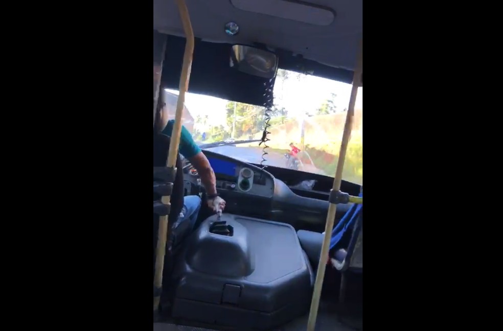 Motorista de micro-ônibus bate em carro, fura bloqueio de blitz e é perseguido na BA-099 — Foto: Reprodução/Redes Sociais