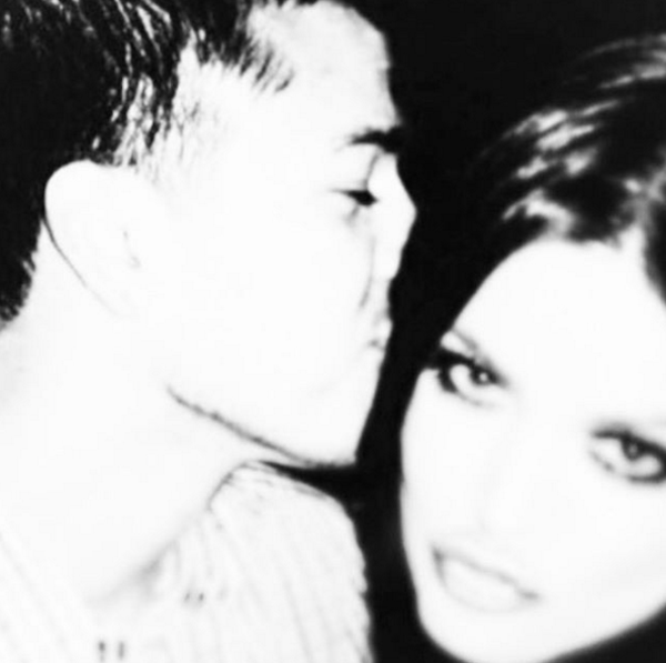 Khloe Kardashian é beijada por seu irmão, Rob, em foto antiga republicada no Instagram (Foto: Instagram)