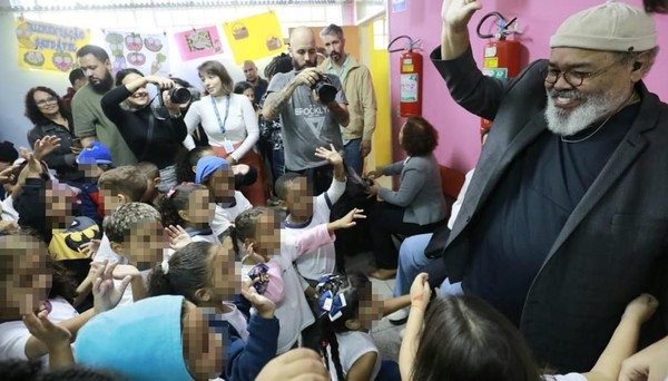 Jorge Aragão visita escola pública onde estudou na infância para receber homenagem
