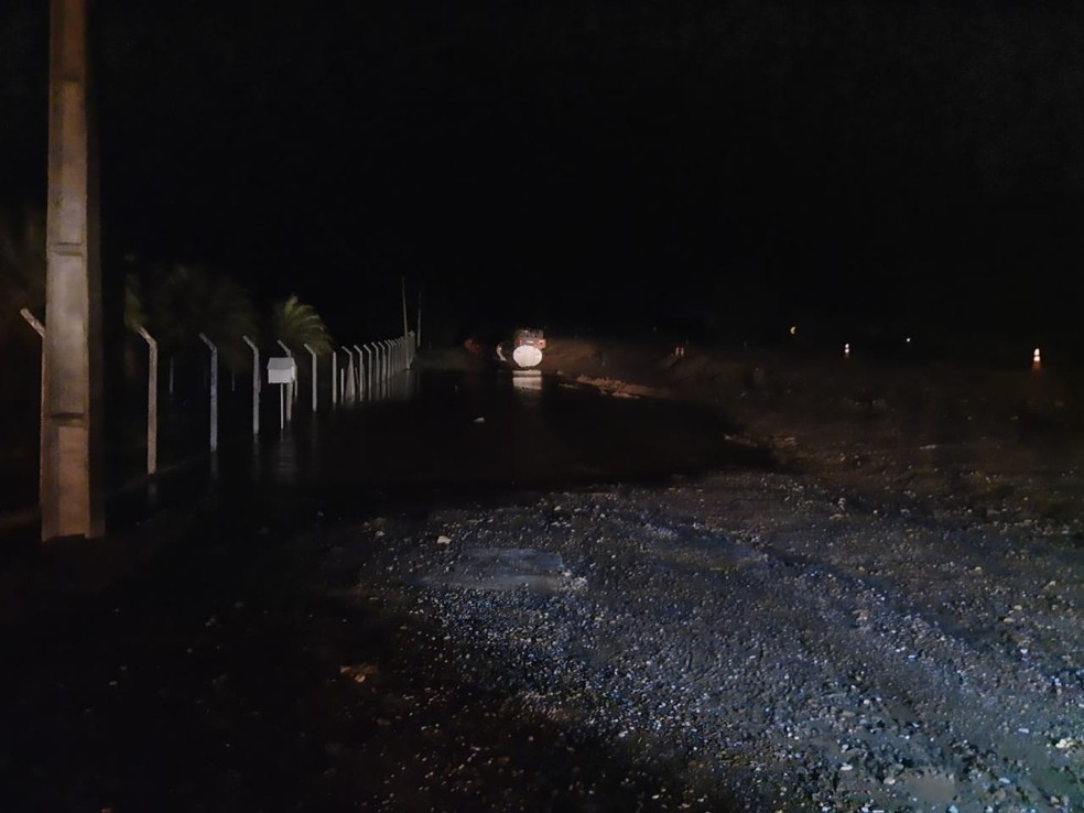 Carga de etanol vazou após acidente na Raposo Tavares, em Paranapanema — Foto: Polícia Rodoviária/Divulgação