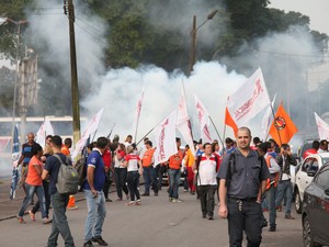 Manifestantes se reuniram em frente à siderúrgica Usiminas, em Cubatão (Foto: Sérgio Furtado / G1)