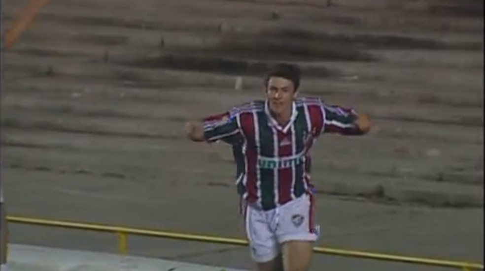 Em 1999, Flu vencia "time de bombeiros" com gol de Odair Hellmann — Foto: SporTV