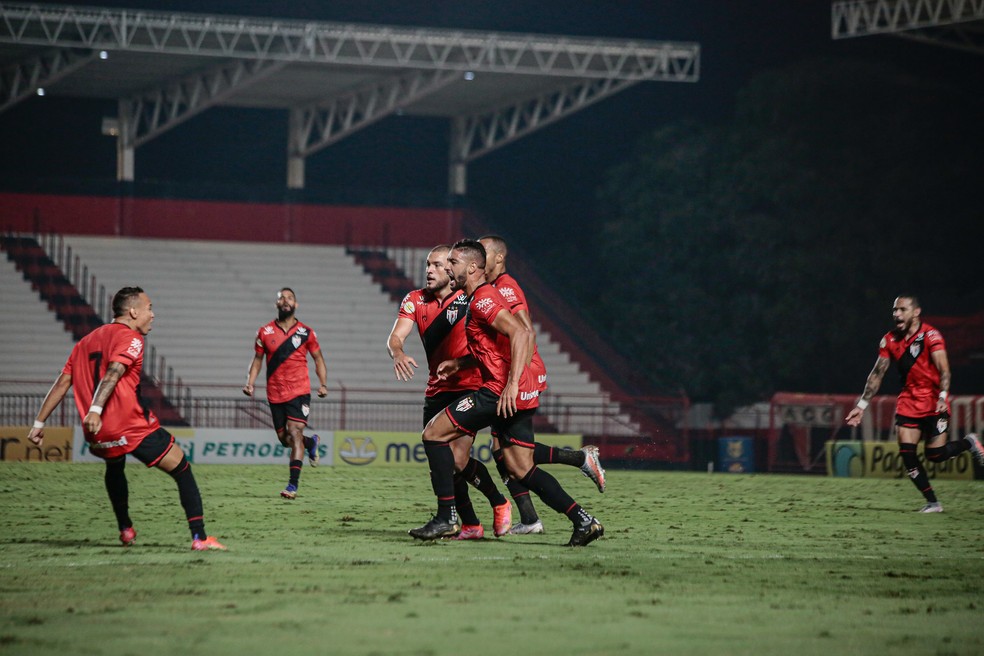 Nathan Silva comemora gol pelo Atlético-GO — Foto: Bruno Corsino/ACG