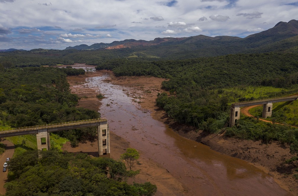Vista aérea da ponte ferroviária destruída pela passagem da lama após o rompimento da barragem em Brumadinho, no domingo (27) — Foto: Mauro Pimentel/AFP