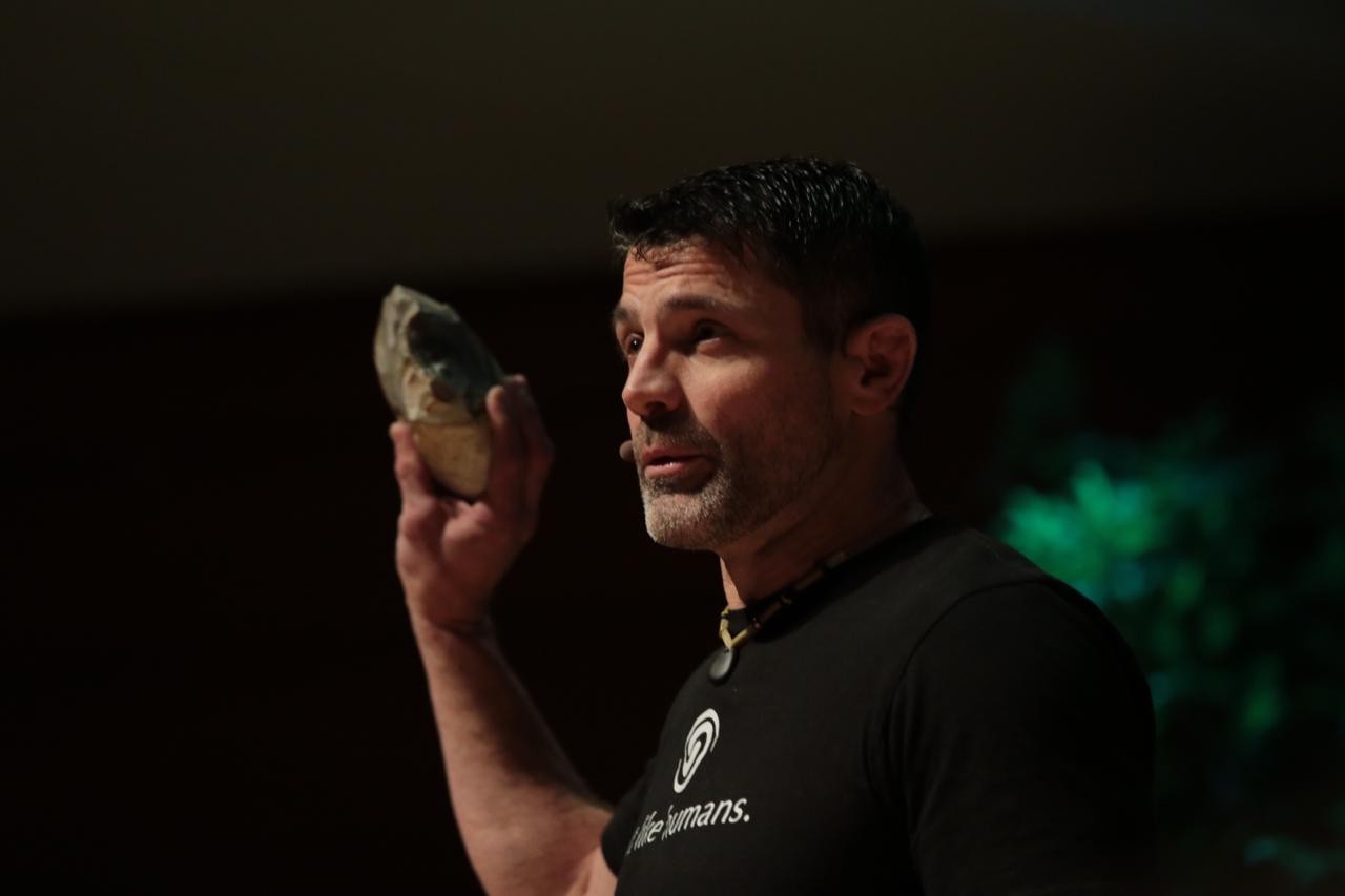Bill Schindler visitou o Brasil em janeiro de 2020 ao participar do seminário FRUTO, onde discursou sobre suas pesquisas que correlacionam tecnologias e dietas de hominídeos da Idade da Pedra (Foto: Ricardo Dangelo/Divulgação)