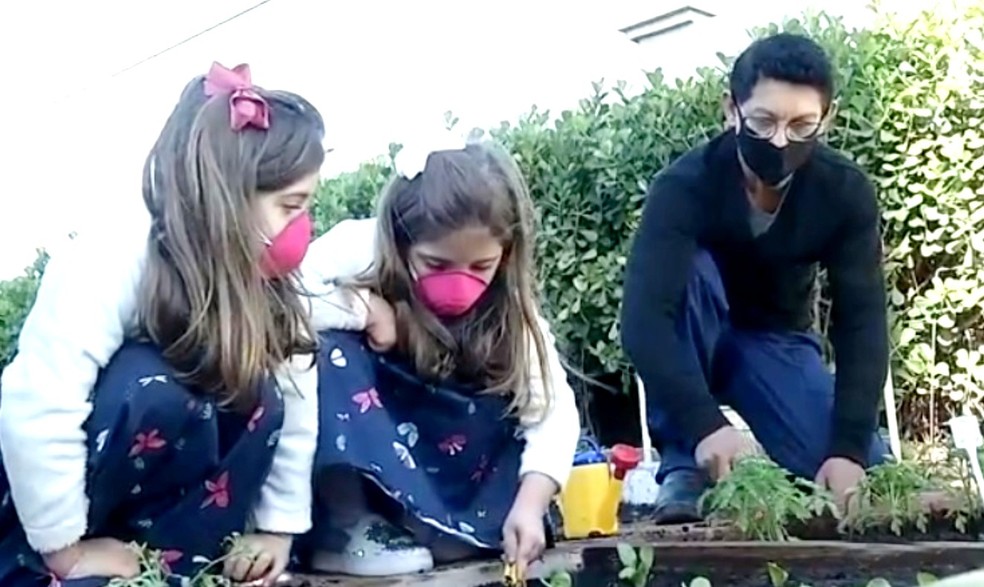 Jardineiro Arnaldo José Rodrigues divide com as crianças seus conhecimentos no cultivo de plantas — Foto: TV TEM/Reprodução