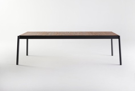 Mesa de jantar "Rise", de alumínio e madeira, 3,10 x 0,75 x 1,10 m, de Daniel Simonini para a DonaFlor Mobília. Novo Ambiente, R$ 28.398