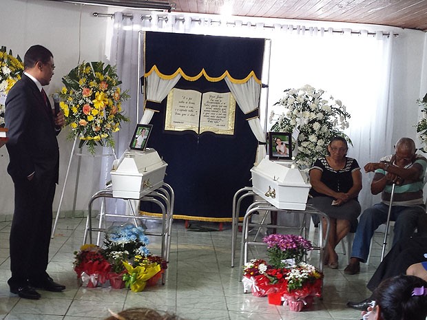 Os gêmeos de cinco anos que morreram em um acidente na BR-101 foram sepultados na manhã desta terça-feira (2), na cidade de Ipiaú. (Foto: Robenilton de Souza Matos/ Giro em Ipiaú)
