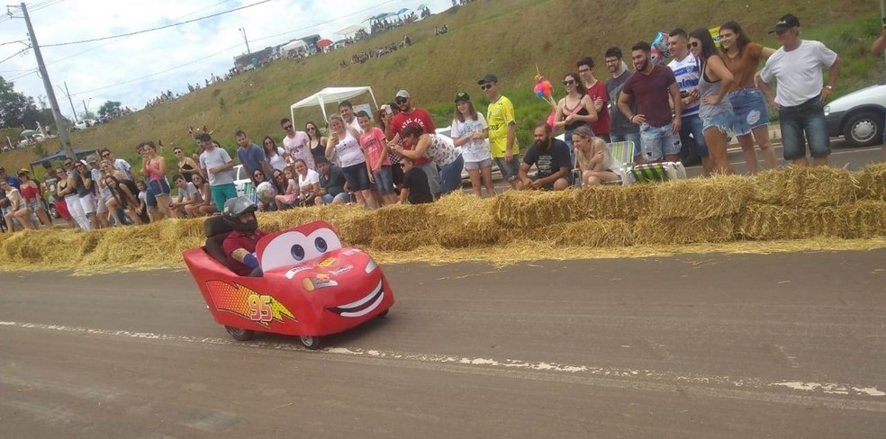 Competidor constrói carro alegórico de personagem de desenho animado — Foto: Léia Salvatti