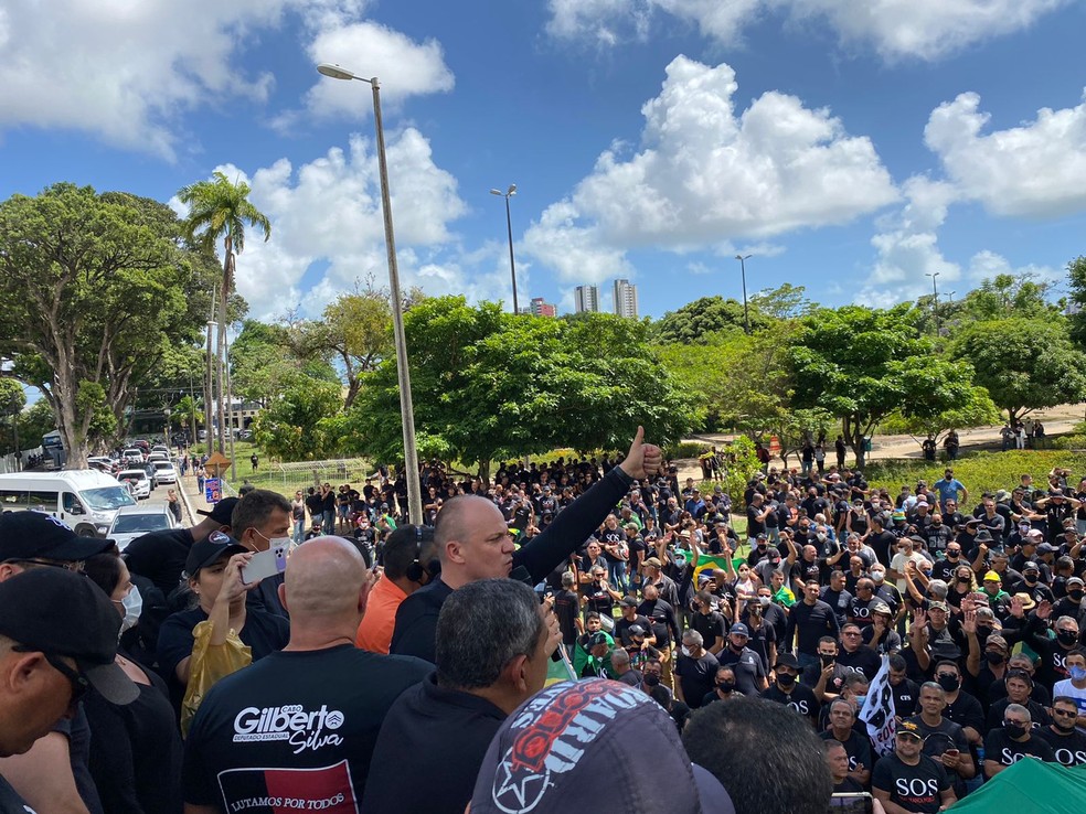 Policiais e bombeiros militares fazem protesto em João Pessoa — Foto: Alyson Nunes/TV Cabo Branco