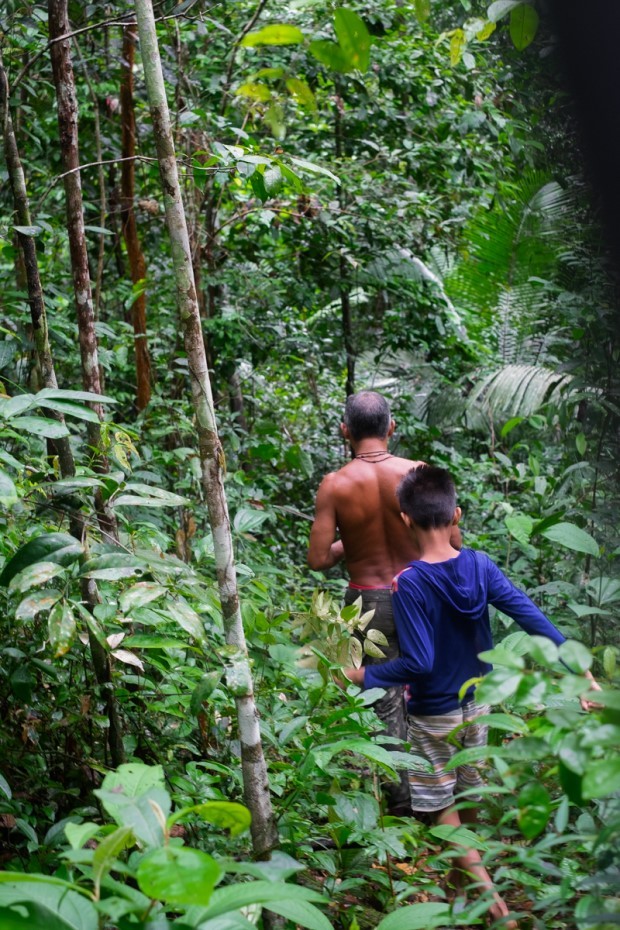 Edimar Mundurku e seu filho Iuri nos guiam em suas trilhas no território da Aldeia. Aldeia Munduruku, 2019 (Foto: @marcelooseas / Divulgação)