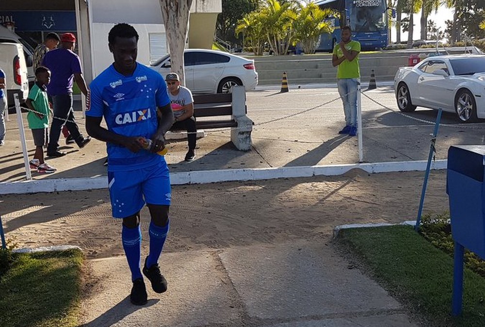 Mano revela problema pessoal de Caicedo, mas não deve mudar a defesa titular