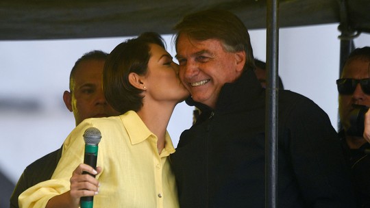 Bolsonaro estreia campanha em local da facada e exalta Michelle: 'A pessoa mais importante nesse momento'
