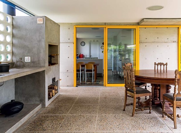 cozinha-porta-fogao-a-lenha-mesa-de-jantar-concreto (Foto: Edu Castello/Editora Globo)