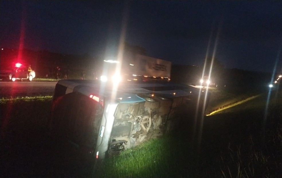 Ônibus tombou e acidente deixou mais de 10 feridos na rodovia Washington Luís, em Uchoa (SP), na madrugada desta terça-feira (18) — Foto: Polícia Militar Rodoviária/Divulgação