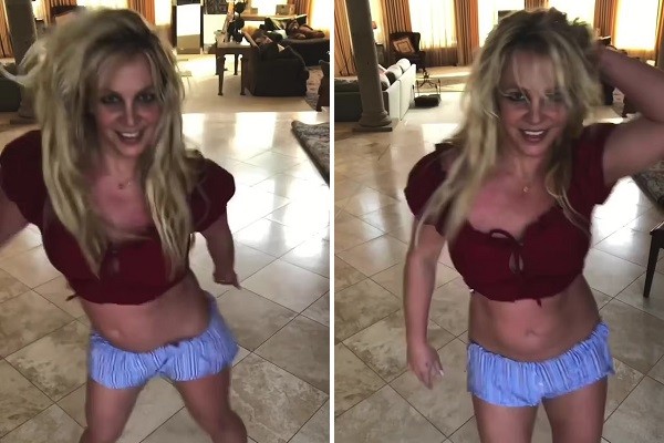 A cantora Britney Spears dançando na sala de sua casa (Foto: Instagram)
