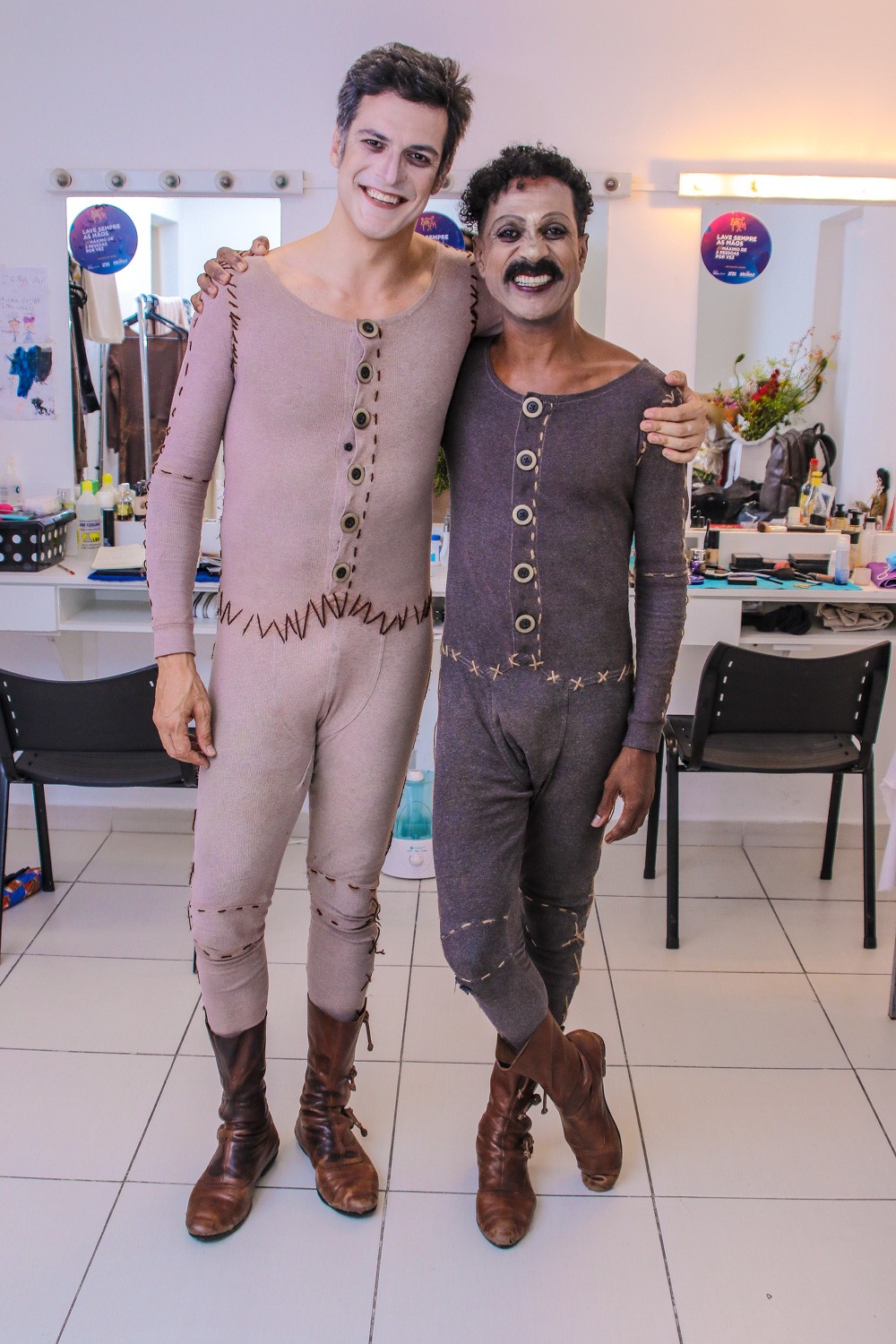 Mateus Solano e Luis Miranda em estreia de O Mistério de Irma Vap (Foto: Thiago Duran/Brazil News)