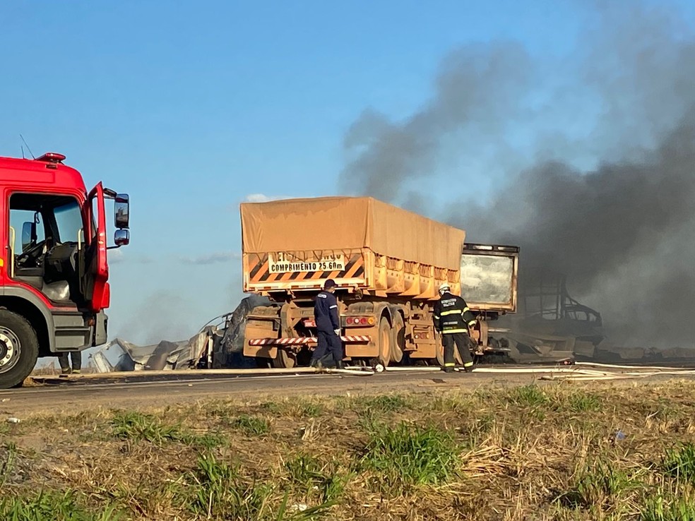 Veículos de carga pegaram fogo após a batida — Foto: Divulgação