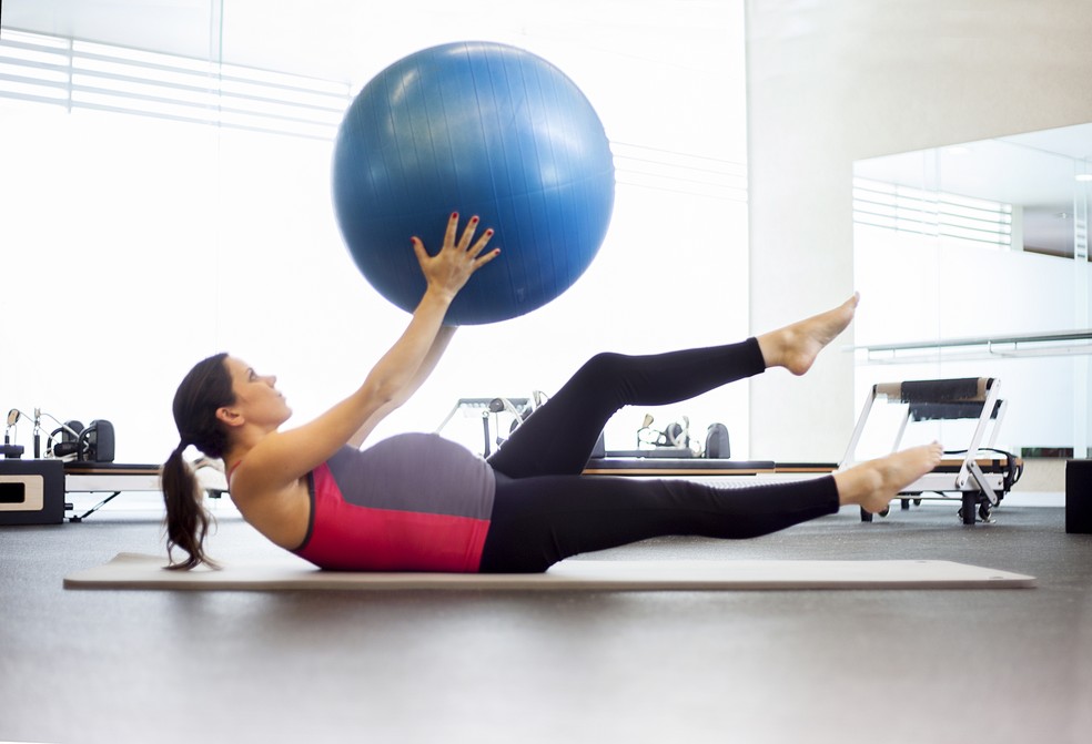 Ideia é manter atividade física praticada antes da gestação, mas converse com seu médico para realizá-la com segurança — Foto: Istock