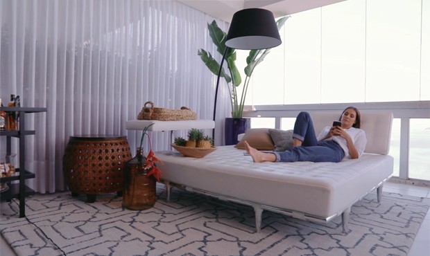 Deborah Secco em seu apartamento no Rio (Foto: Reprodução/Instagram)