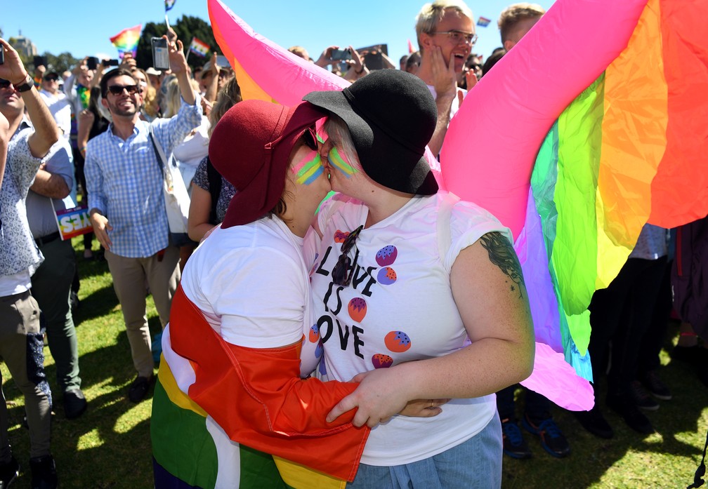 Casal comemora resultado de pesquisa em que maioria dos australianos aprova legalização do casamento gay no país (Foto: William West/AFP)