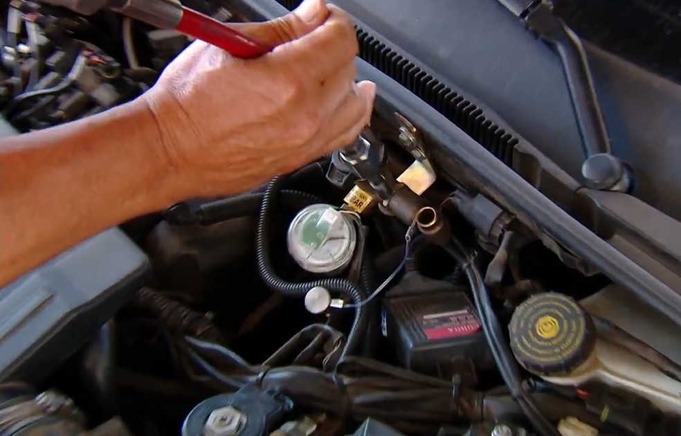 Abastecimento com GNV  — Foto: Reprodução/RBS TV/Arquivo