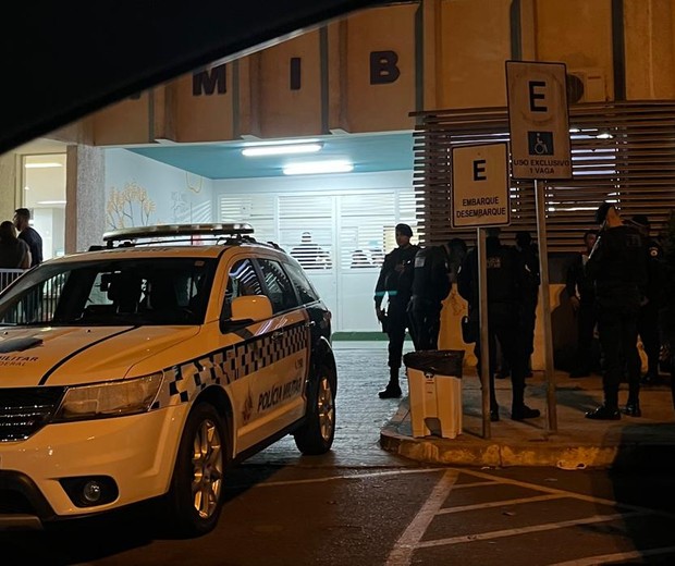 Hospital tem policiais e viatura na porta para dar suporte a atuação dos médicos (Foto: Arquivo Pessoal/Larissa Dias)