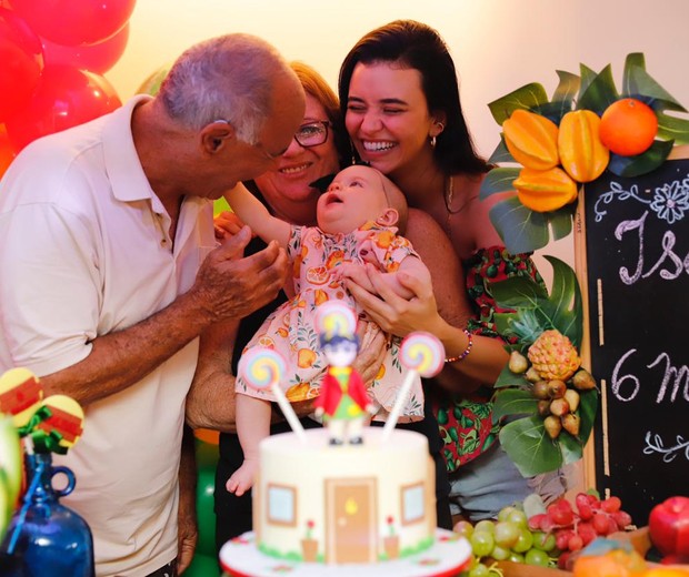 Talita Younan comemora os seis meses de Isabel com a família (Foto: Tati Chaves/Divulgação)