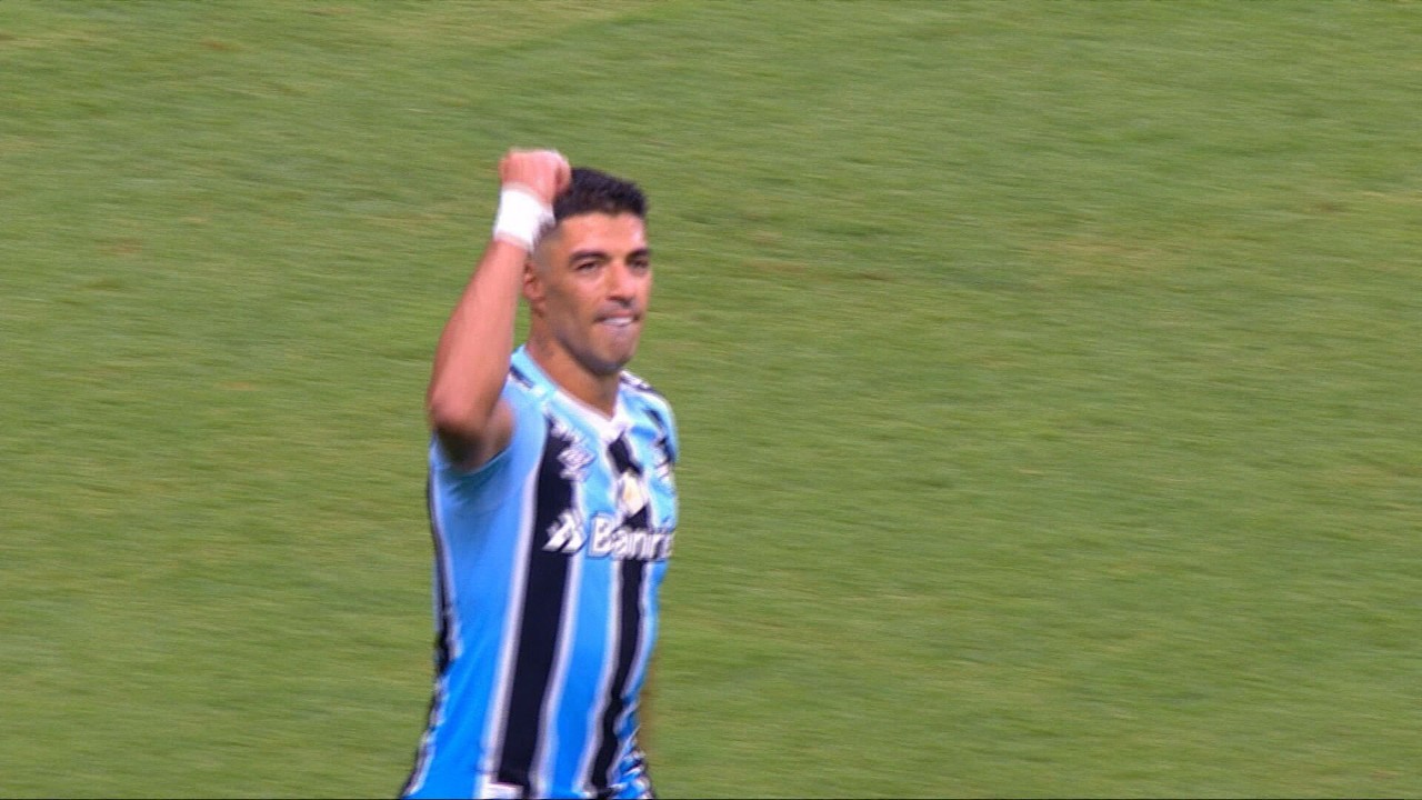 Suárez decide mais uma para o Grêmio, e Palmeiras vence com gol contra bizarro