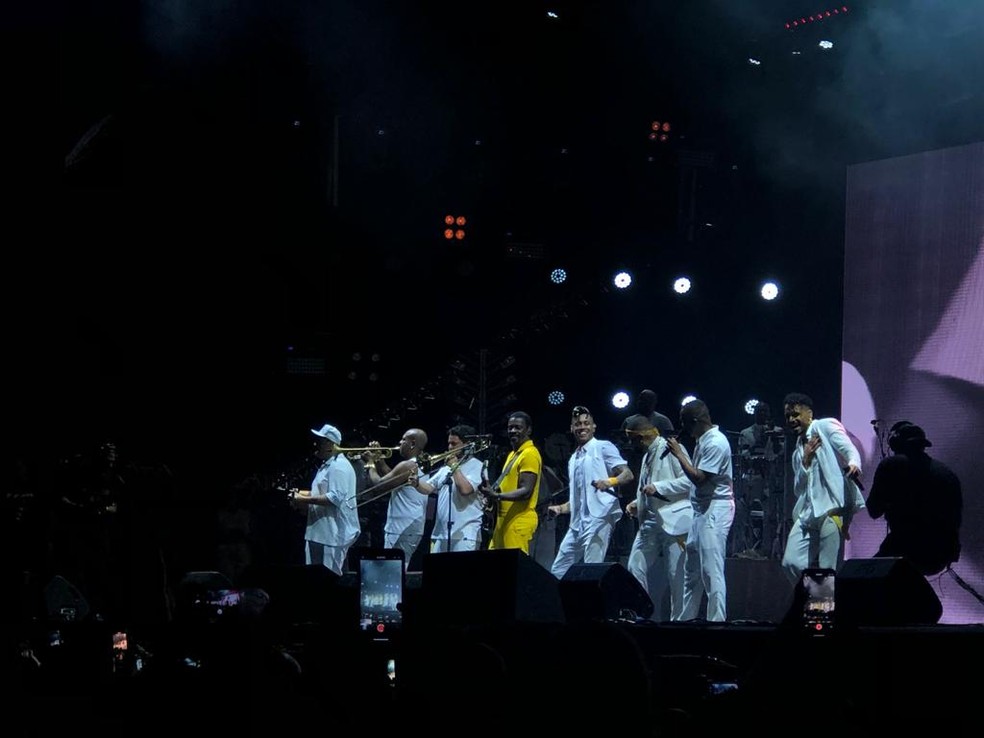 Seu Jorge é aplaudido ao receber prêmio de melhor ator nacional pelo filme Marighella em show de Salvador — Foto: Valma Silva/g1