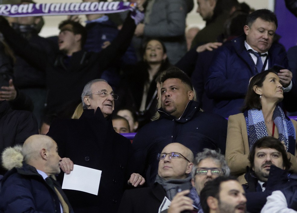 Ronaldo, presidente do Valladolid, ao lado do presidente do Real Madrid, Florentino Pérez — Foto: R. García/EFE