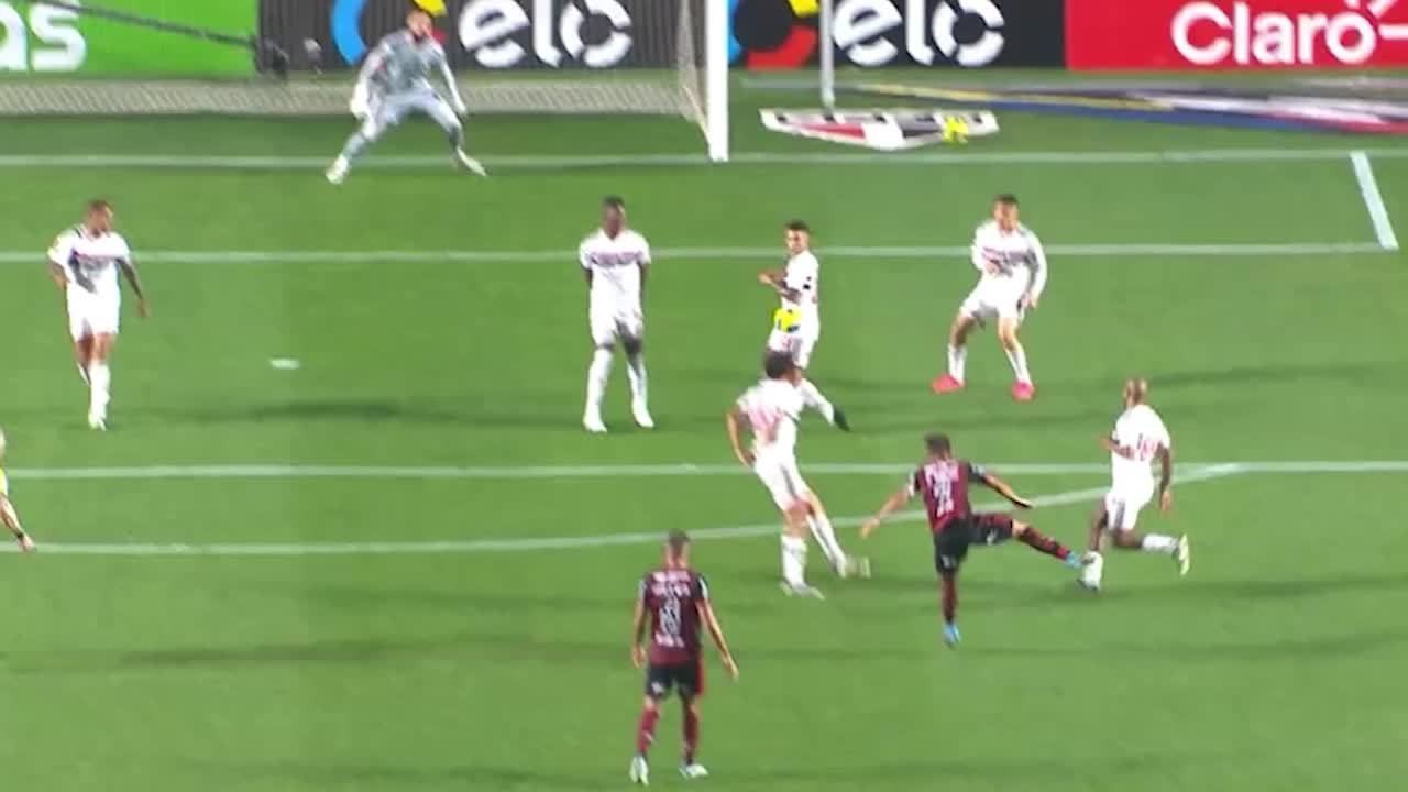 Checagem pelo VAR de poss&iacute;vel p&ecirc;nalti para o Flamengo em chute de Everton Ribeiro