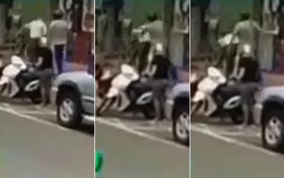 Motociclista agride idoso que questionava estacionamento irregular em rua de Franca, SP — Foto: Câmeras de segurança/Reprodução