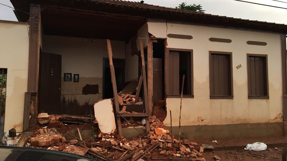 Casa fica destruída após chuva que inundou Santo Antônio do Grama (Foto: Divulgação/ Prefeitura)