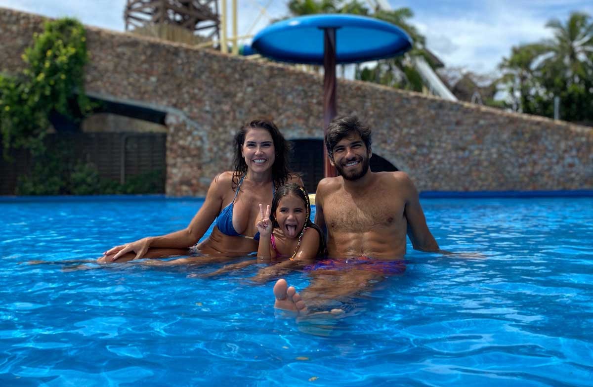 Deborah Secco curte férias com Maria Flor e Hugo Moura (Foto: Reprodução Instagram)