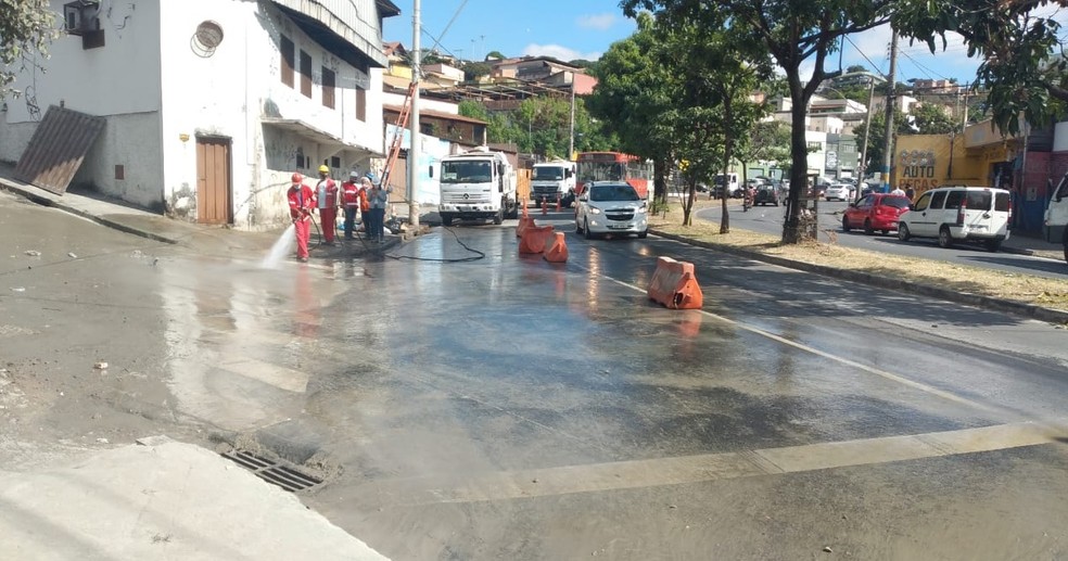 Na manhã desta segunda-feira funcionários da prefeitura retiraram escombros e fizeram a limpeza do local. — Foto: Vagner Toledato/TV Globo