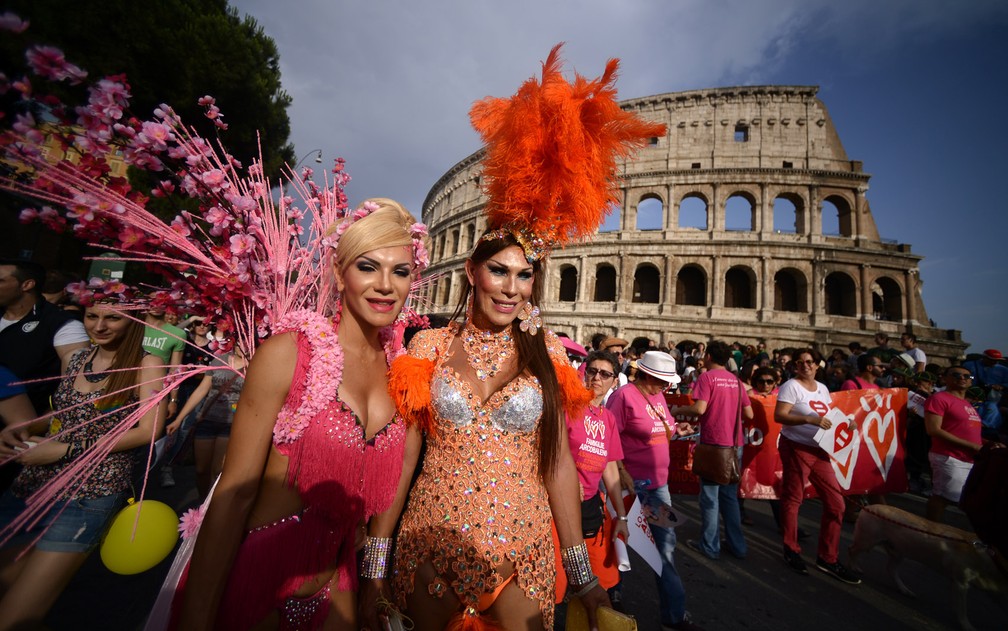 Pessoas celebram a parada do orgulho LGBT em frente ao Coliseu em Roma, na Itália, em 2015 — Foto: Filippo Monteforte/AFP