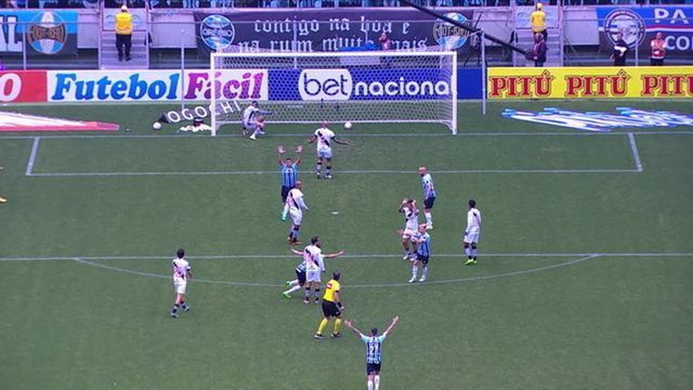 Diego Souza "reclama" em gol do Grêmio — Foto: Reprodução / Globo